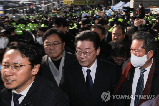 '성남FC 후원금 의혹' 사건과 관련해 이재명 더불어민주당 대표가 10일 오전 경기도 성남시 수원지방검찰청 성남지청에 피의자 신분으로 조사를 받기 위해 출석하고 있다.<연합뉴스>